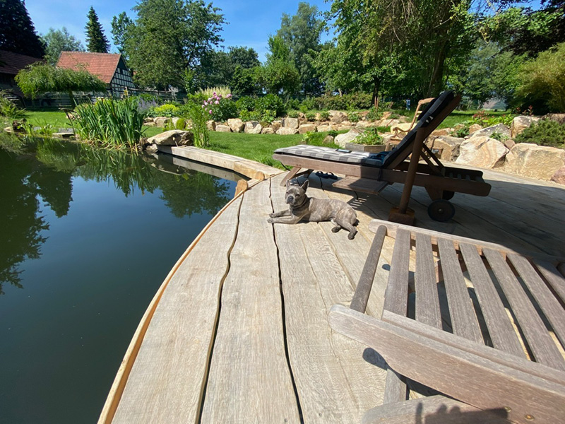 Holzterrasse aus Massivholz am Naturpool, Terrassenbau Hüllhorst