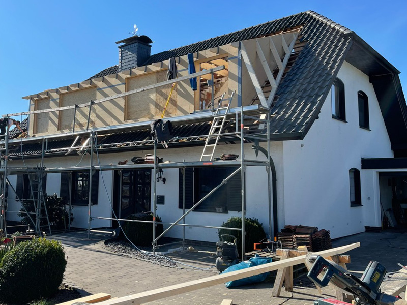 Dachsanierung mit Holzrahmenbau-Aufstockung an einem Wohnhaus von der Zimmerei Friebel aus Hüllhorst