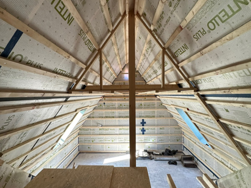 Dachgeschoss mit neuer Dämmung und sichtbarem Dachstuhl in Hüllhorst
